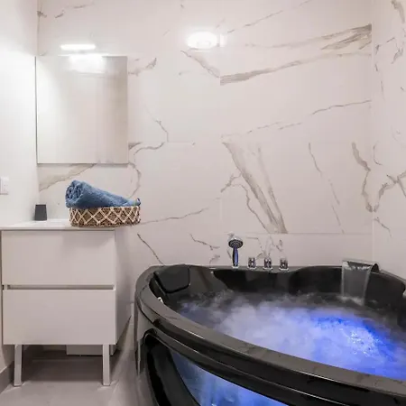 Baignoire Balneo Avec Climatisation דירה *